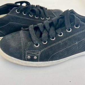 Taos Woman’s black suede sneaker (size 8.5)
